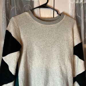 19 4T Women’s Sweatshirt With Faux Fur Sleeves Block Color Size Small